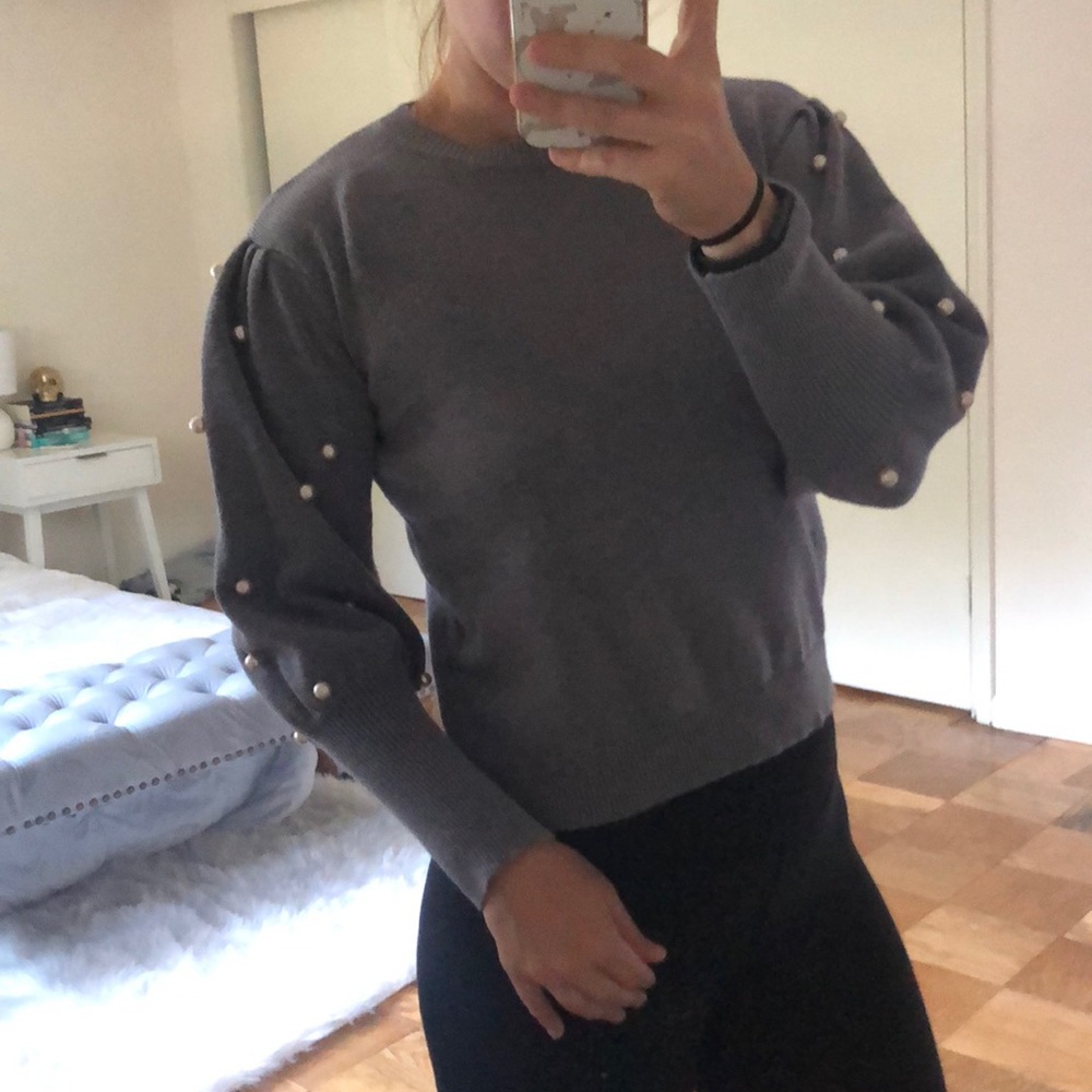 Gray puff pearl sleeved sweater
